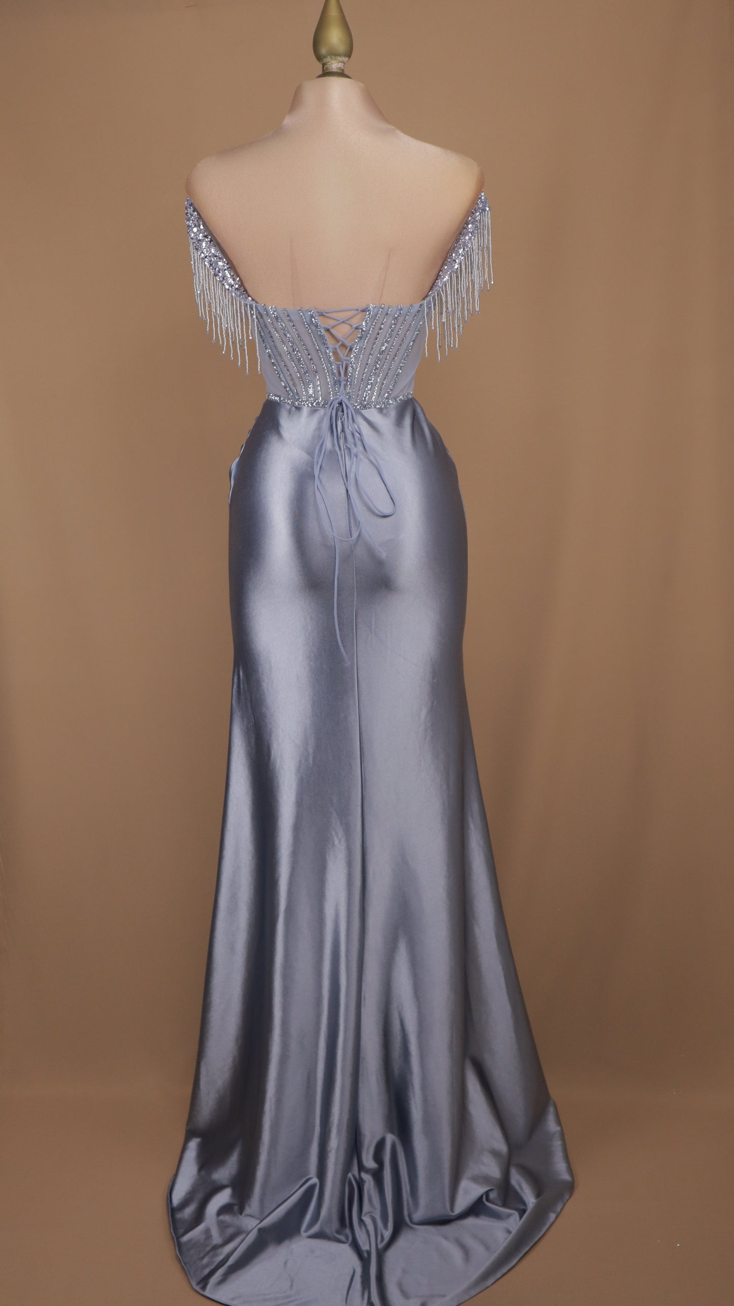 Vestido de gala largo de satén con corsé de pedrería y flecos