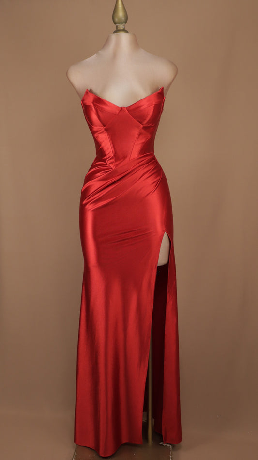 Vestido de gala largo de satén rojo con corsé estructurado y abertura pierna