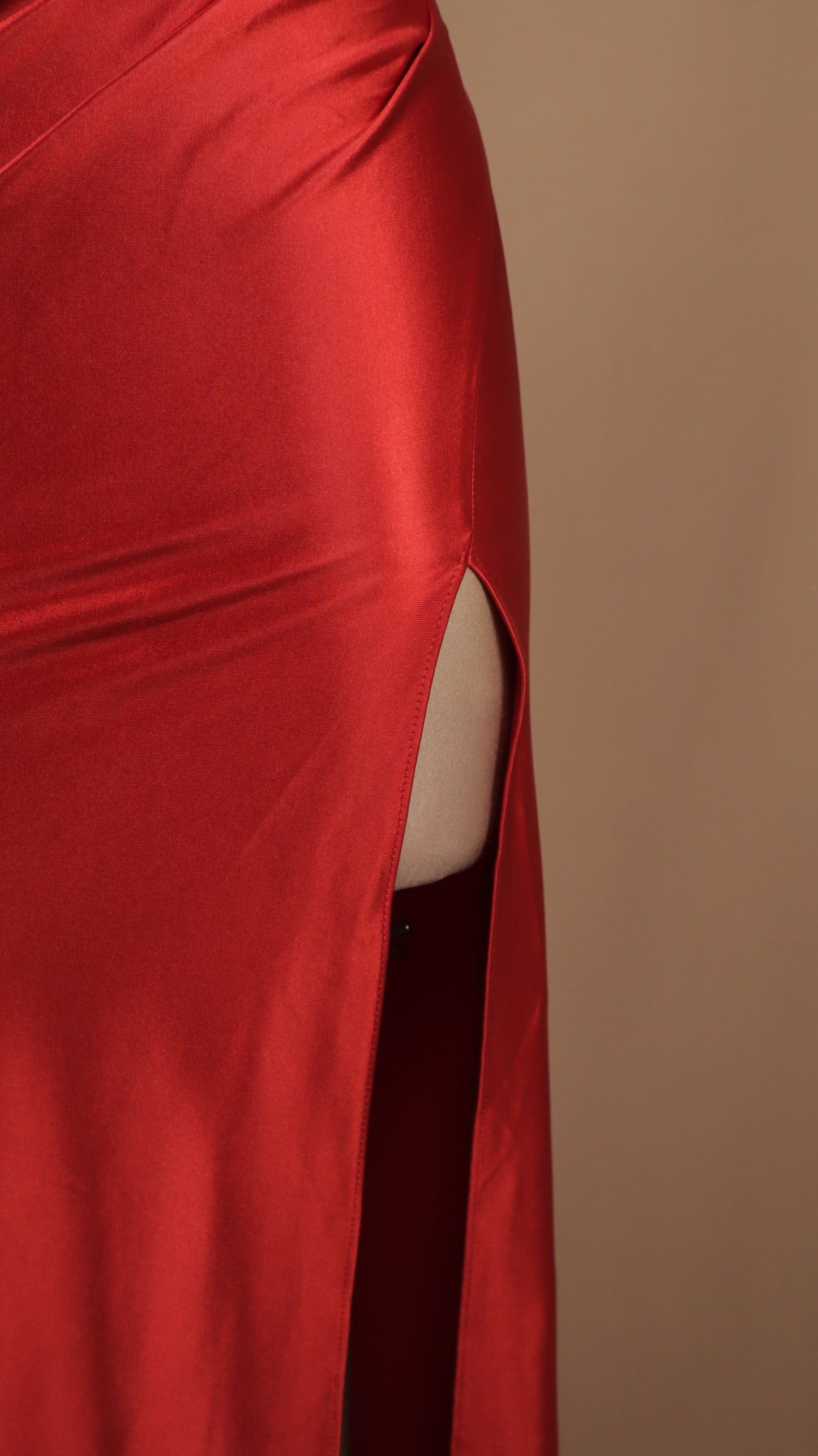 Vestido de gala largo de satén rojo con corsé estructurado y abertura pierna