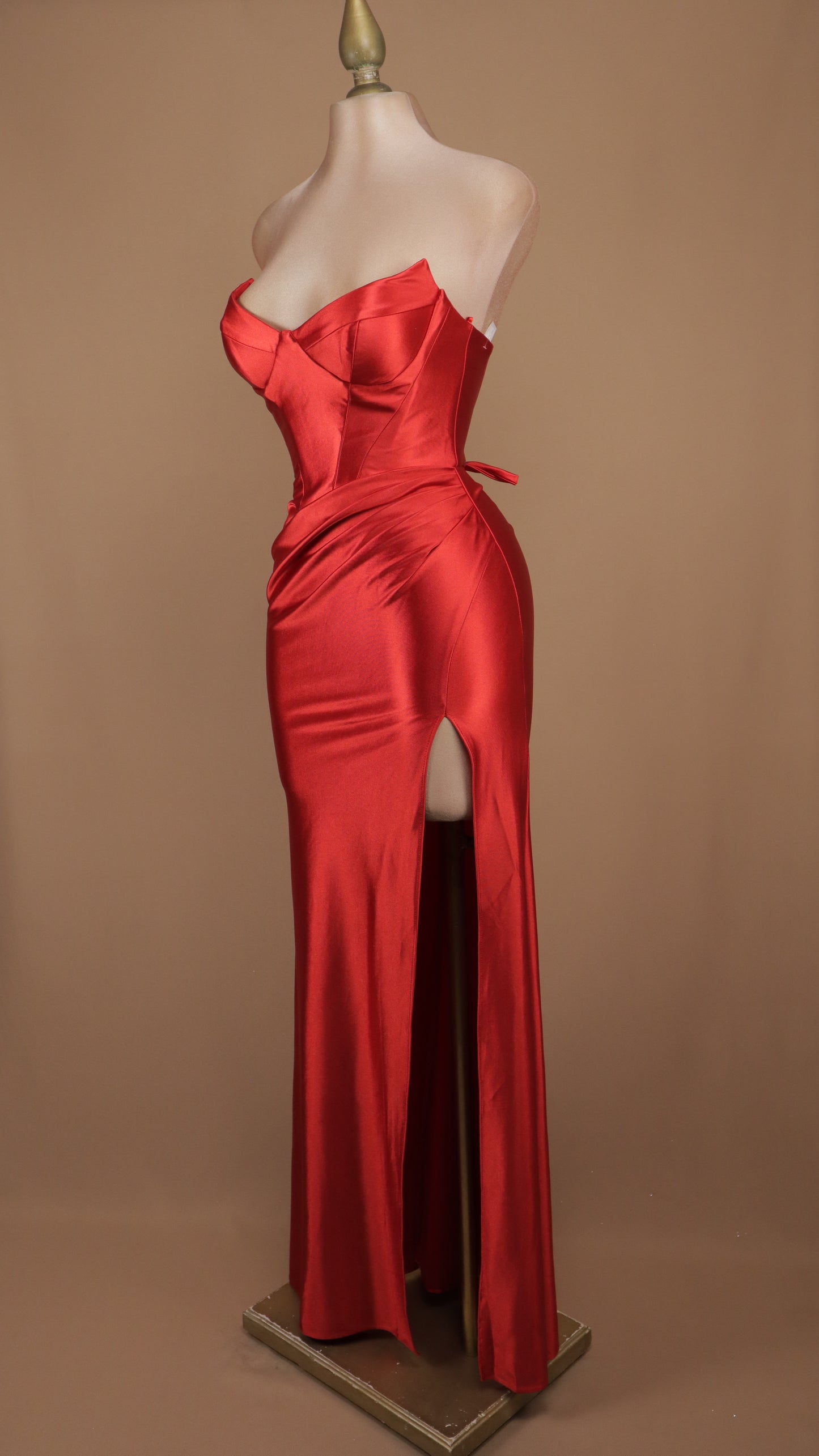 Vestido de gala largo de satén rojo con corsé estructurado y abertura pierna