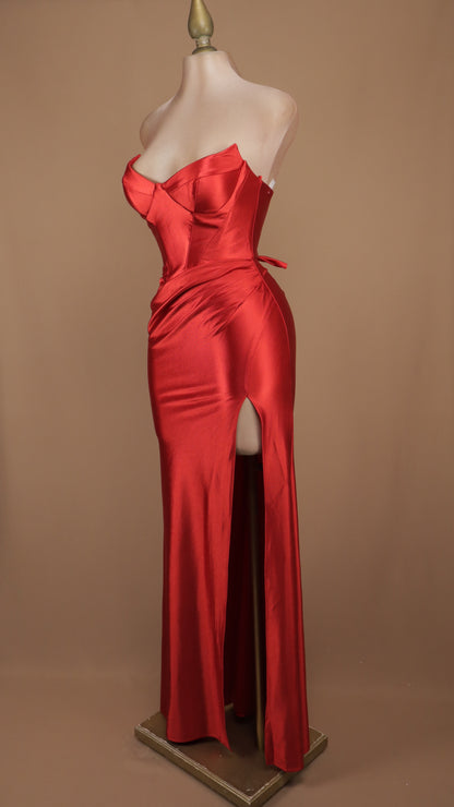 Vestido de gala largo de satén rojo con corsé estructurado y abertura pierna