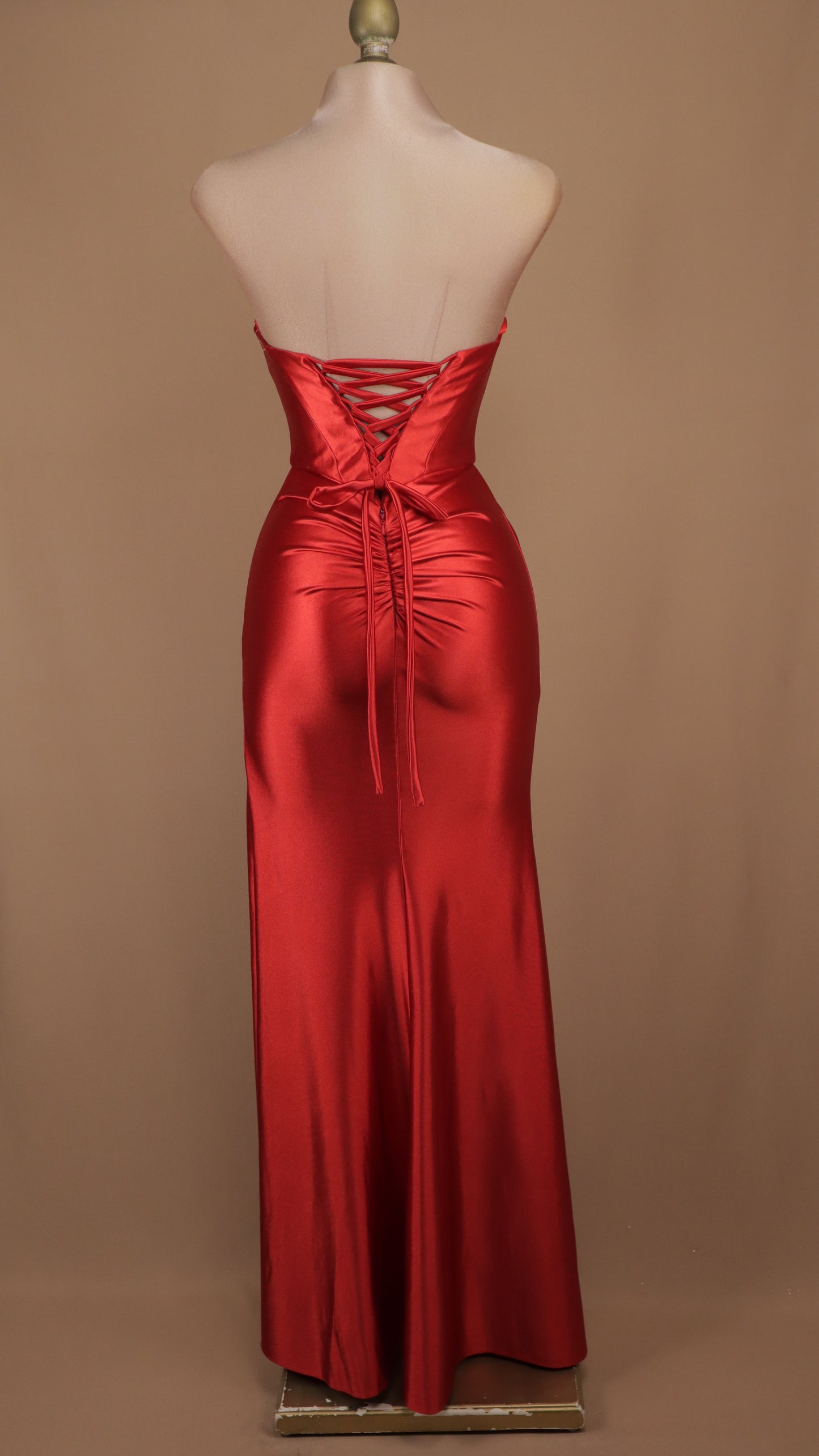 Vestido de gala largo de satén rojo con corsé estructurado y abertura pierna