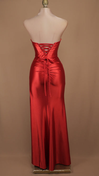 Vestido de gala largo de satén rojo con corsé estructurado y abertura pierna