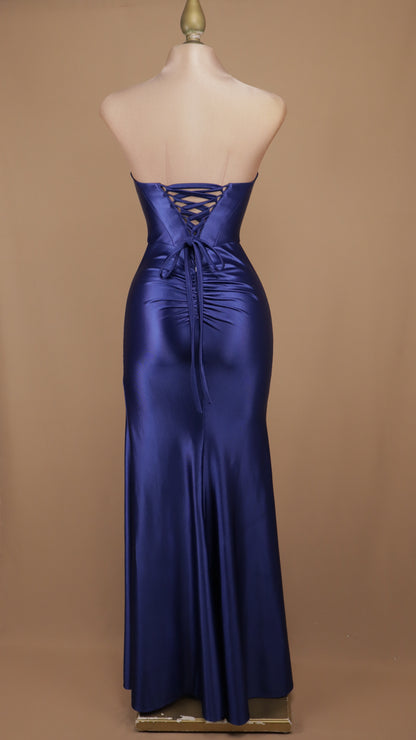 Vestido de gala largo de satén rojo con corsé estructurado y abertura pierna