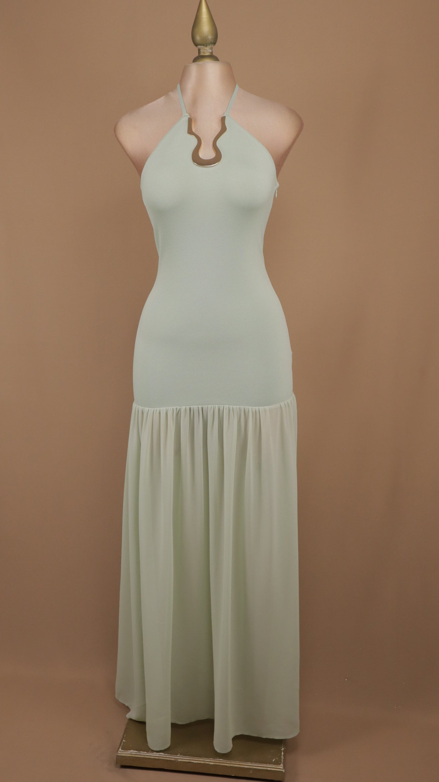 Vestido largo halter con hebilla de metal en cuello