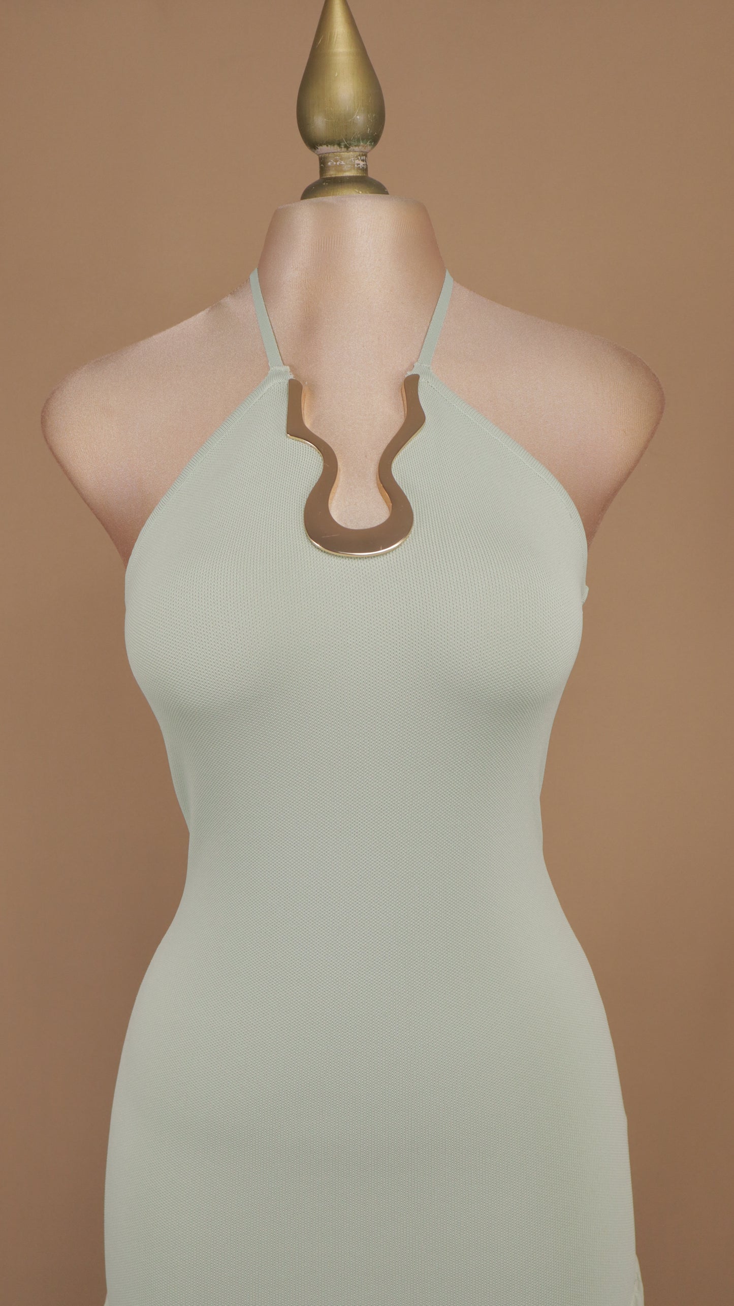 Vestido largo halter con hebilla de metal en cuello