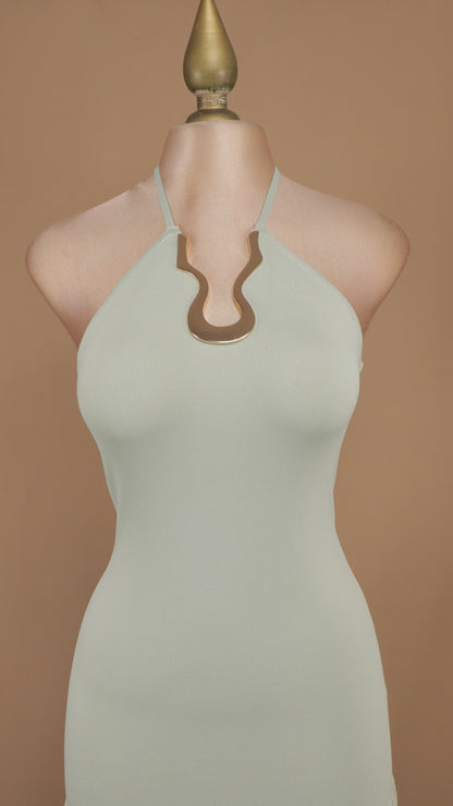 Vestido largo halter con hebilla de metal en cuello
