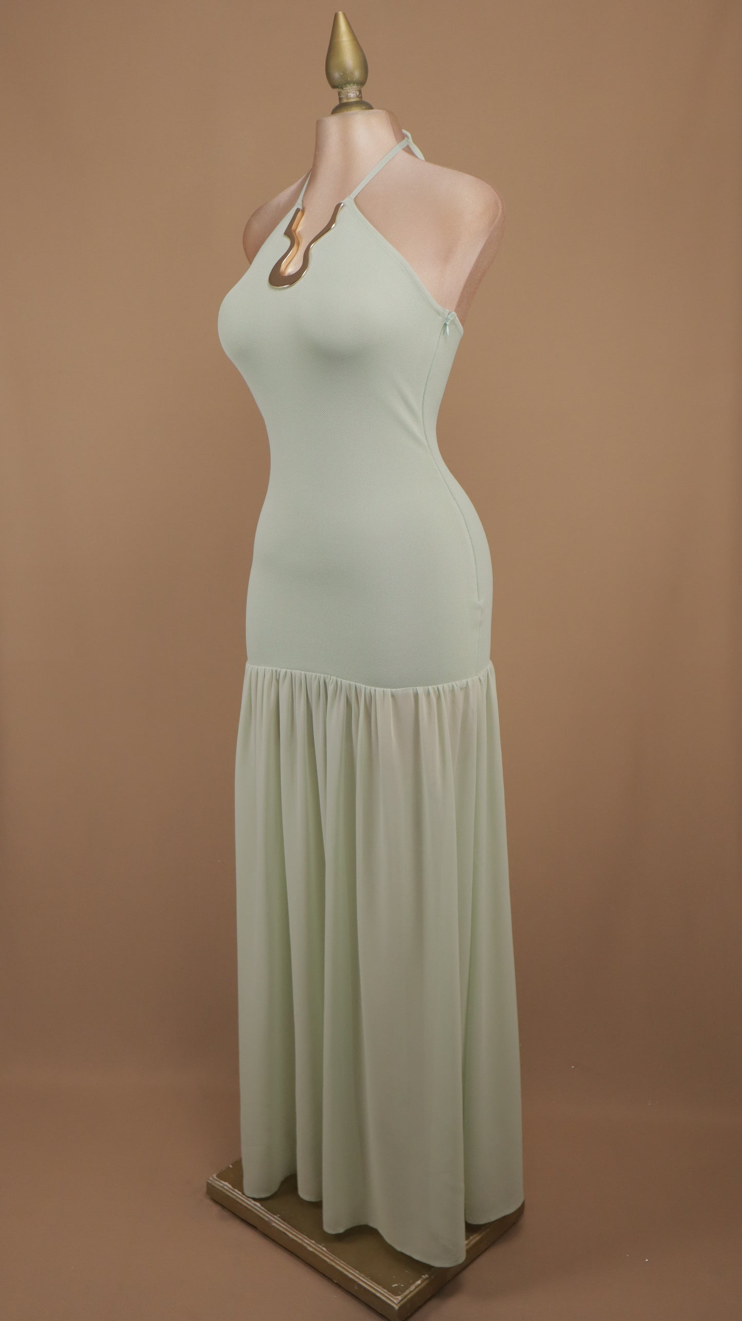 Vestido largo halter con hebilla de metal en cuello