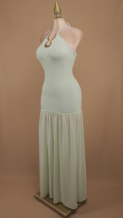 Vestido largo halter con hebilla de metal en cuello