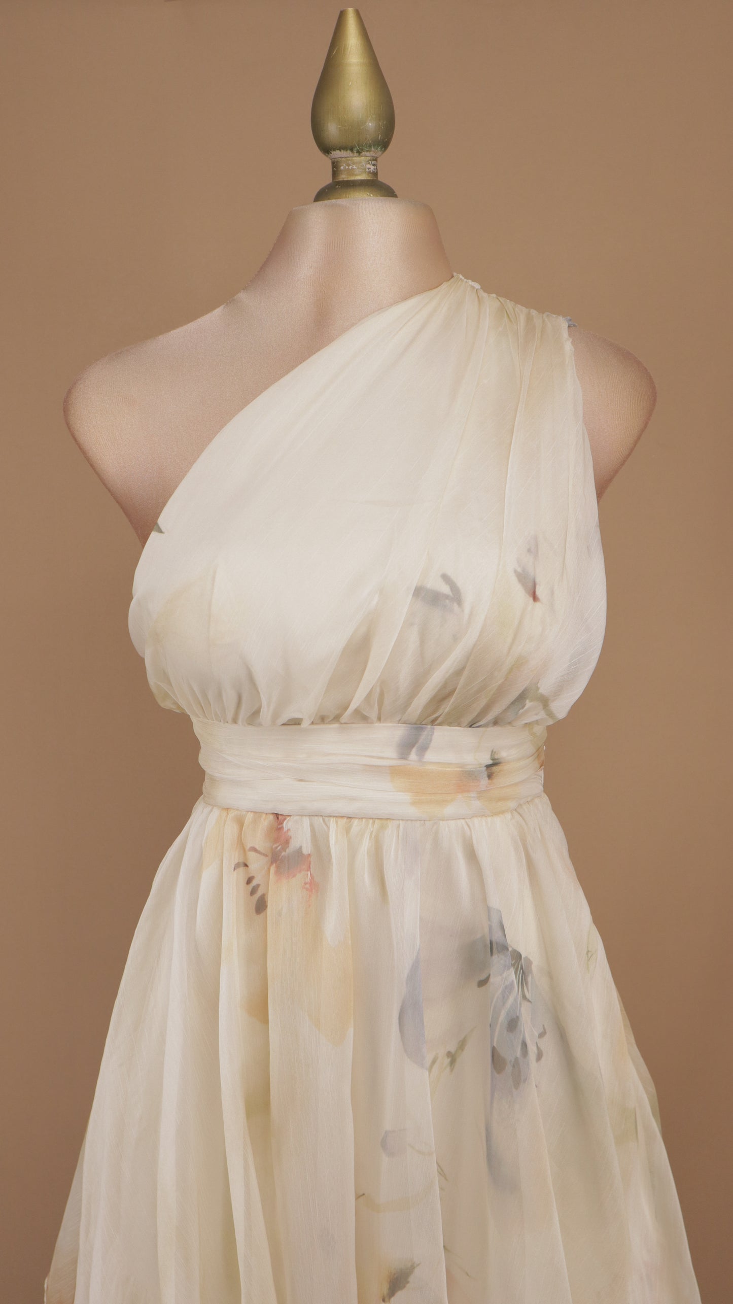 Vestido Elysia de gasa con escote asimétrico de un solo hombro