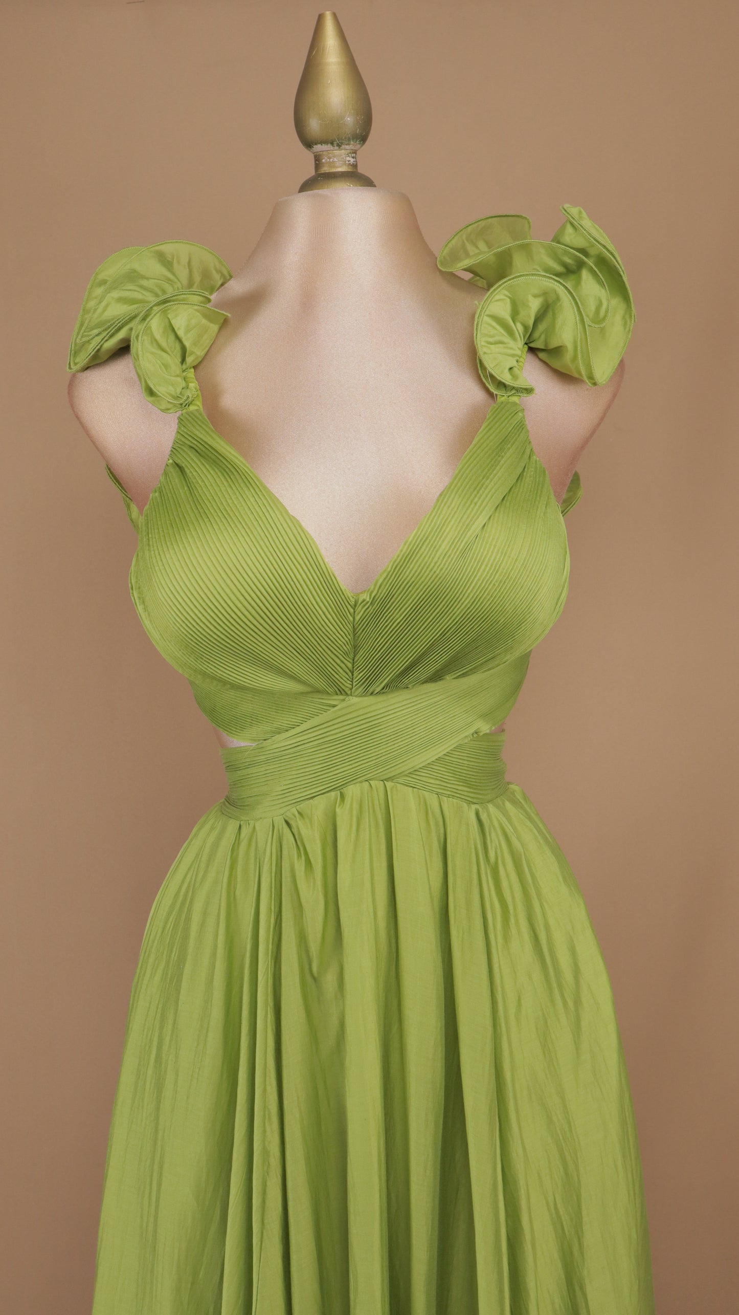 Vestido largo con escote en la espalda y escarola