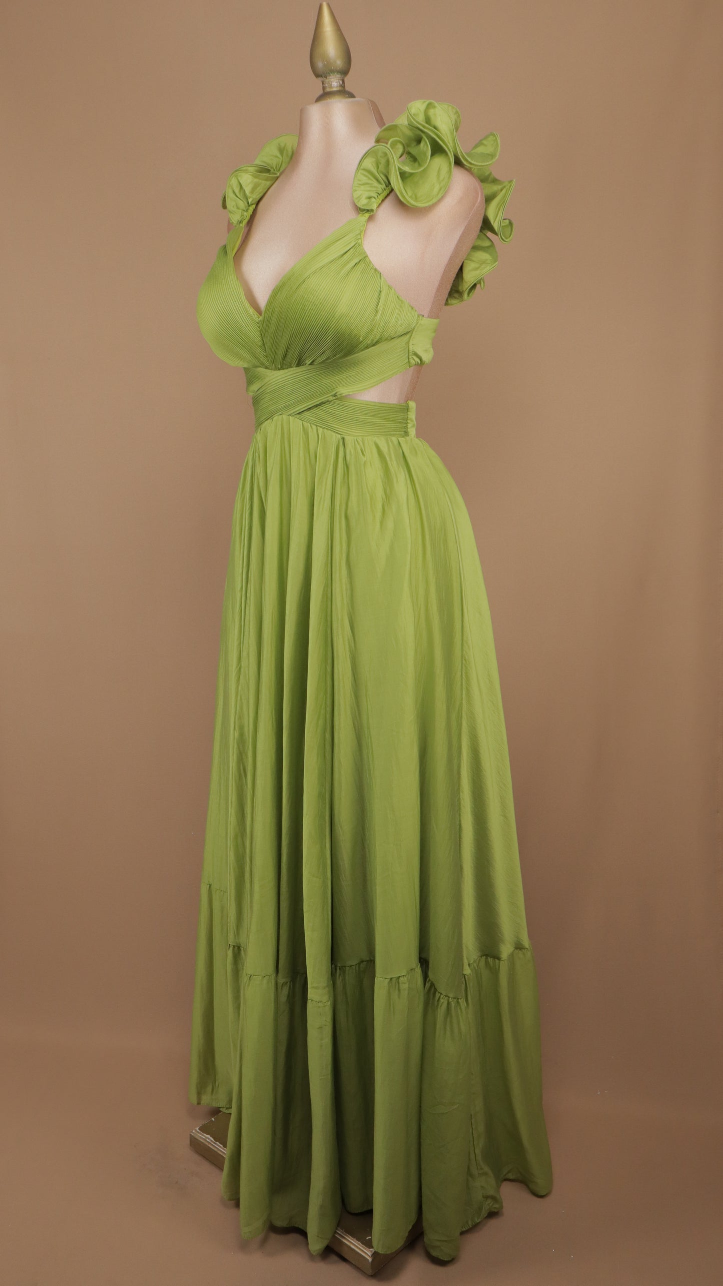 Vestido largo con escote en la espalda y escarola