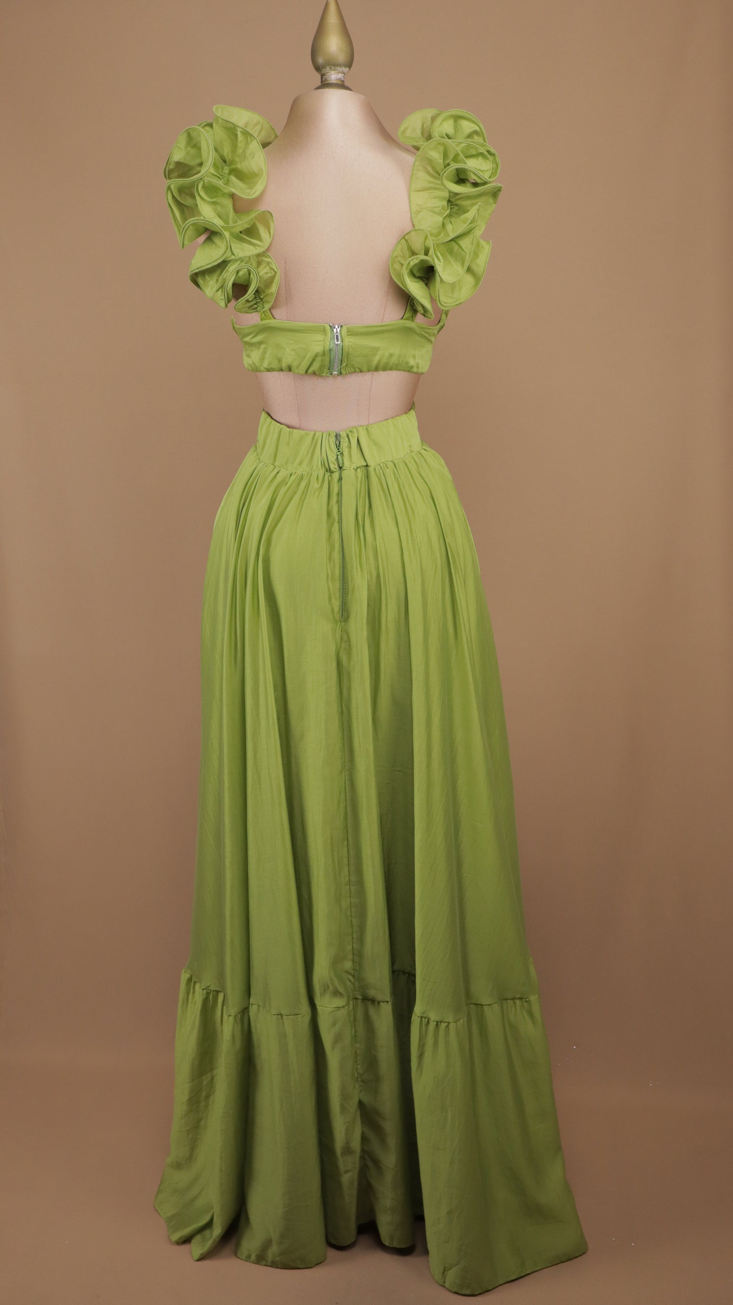 Vestido largo con escote en la espalda y escarola