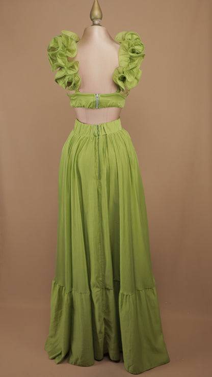 Vestido largo con escote en la espalda y escarola