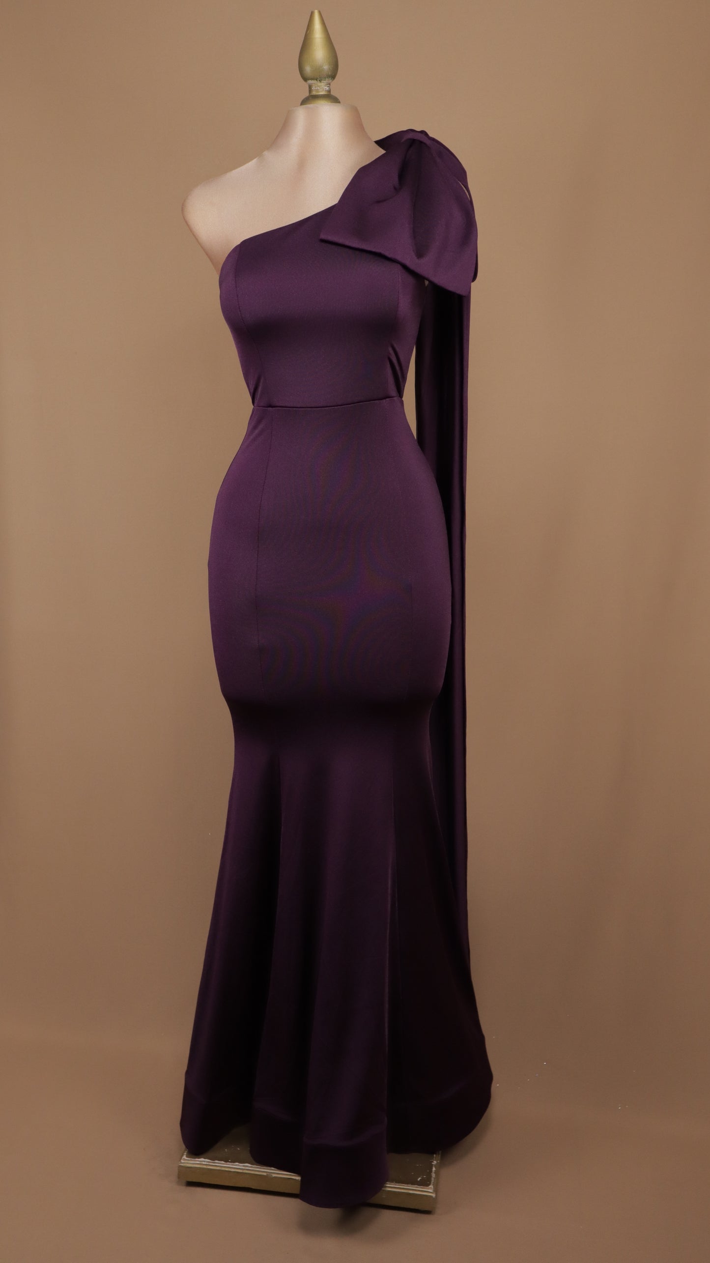 Vestido largo escote asimétrico con moño en hombro