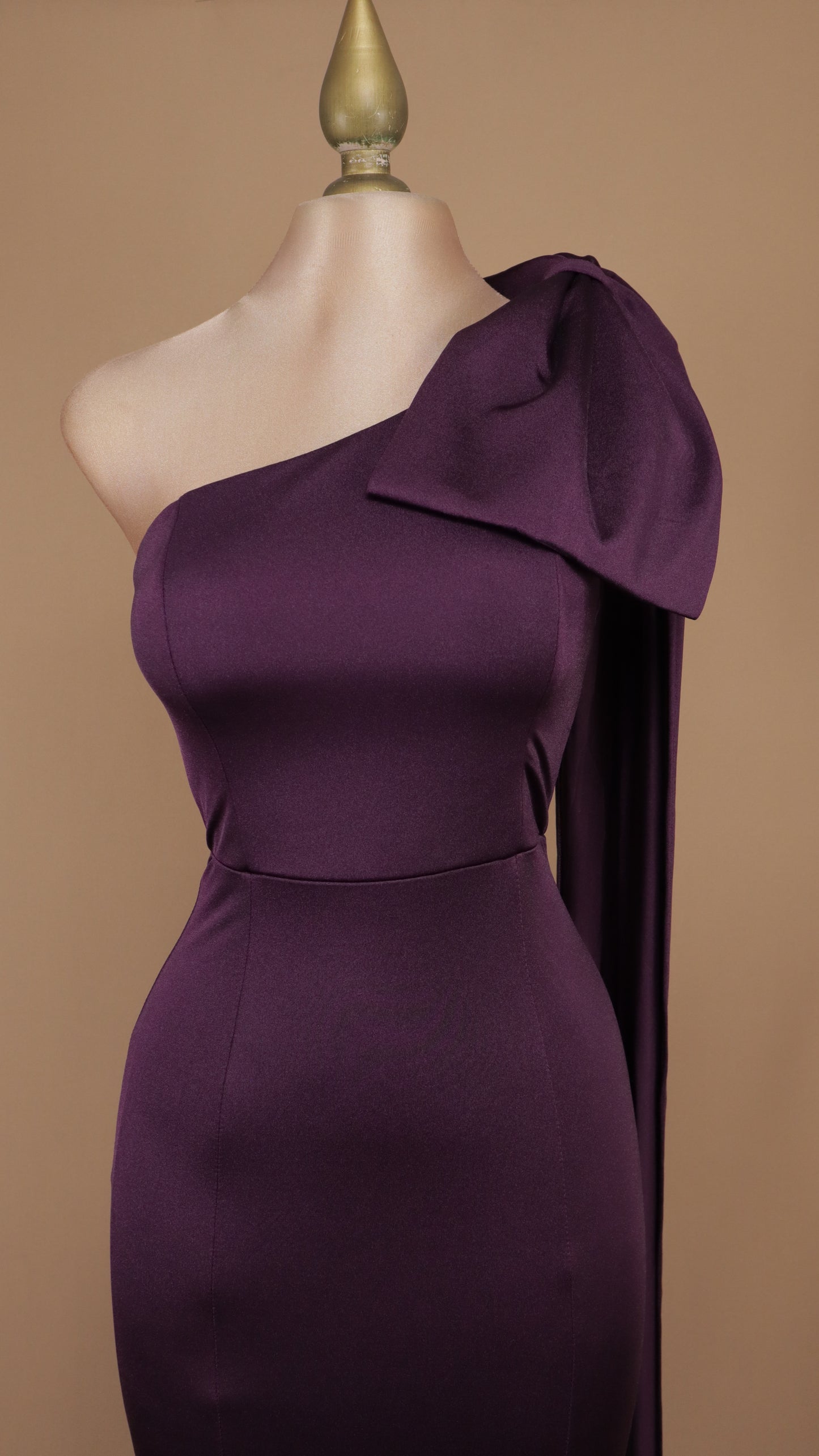 Vestido largo escote asimétrico con moño en hombro