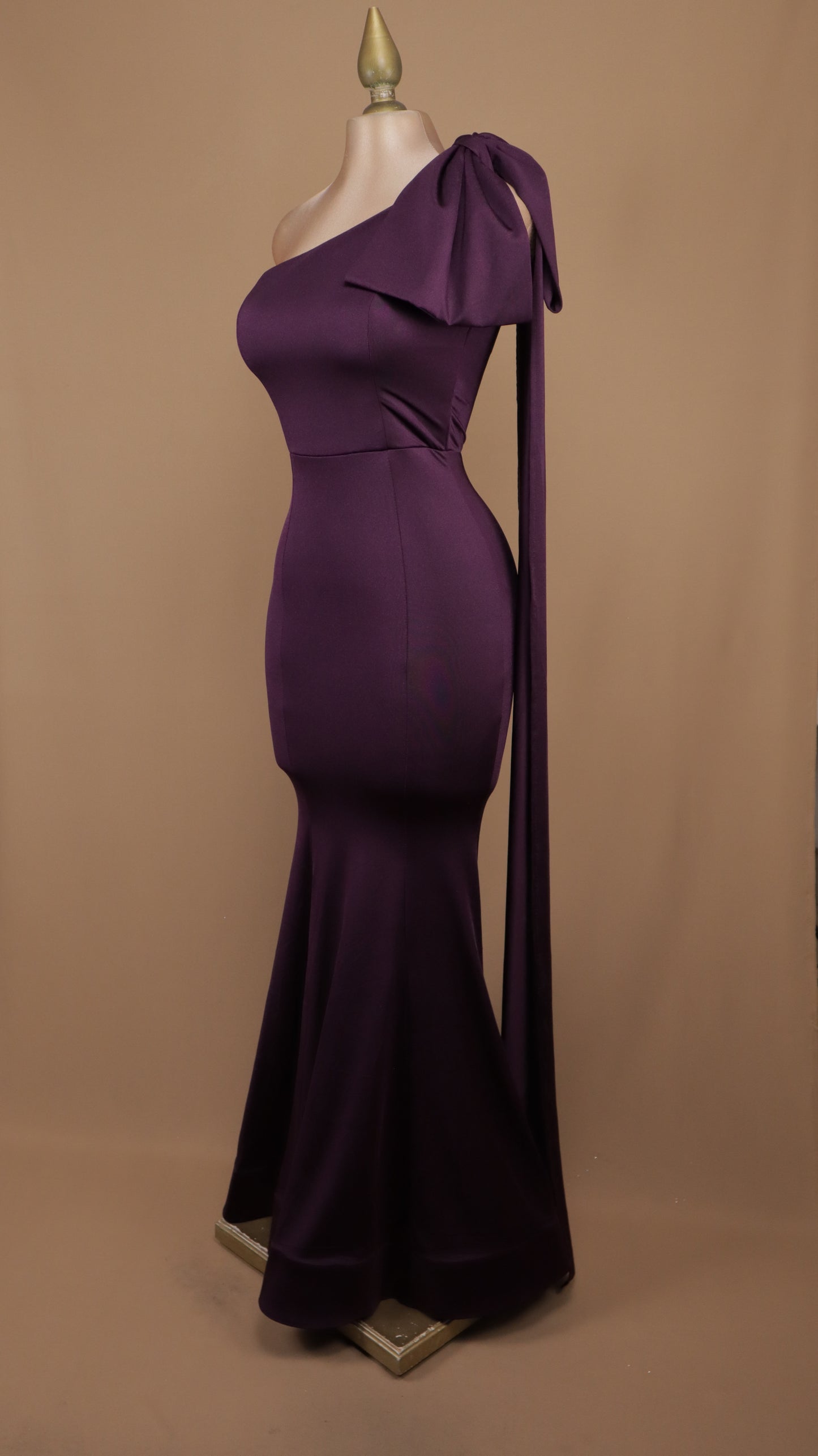 Vestido largo escote asimétrico con moño en hombro