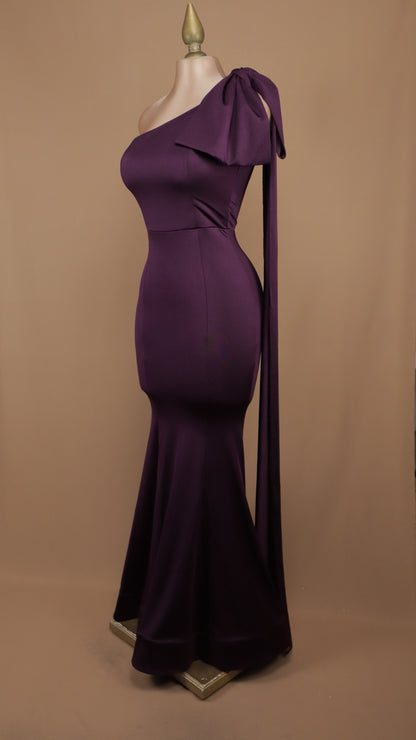 Vestido largo escote asimétrico con moño en hombro