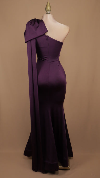 Vestido largo escote asimétrico con moño en hombro