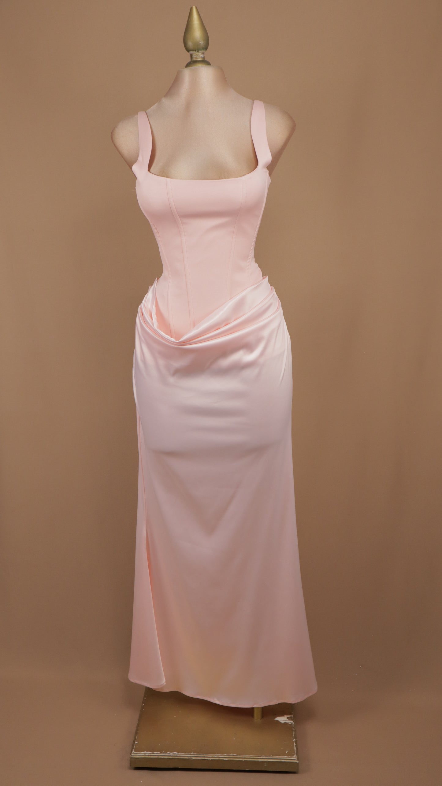 Vestido largo con corset y pliegues en cintura
