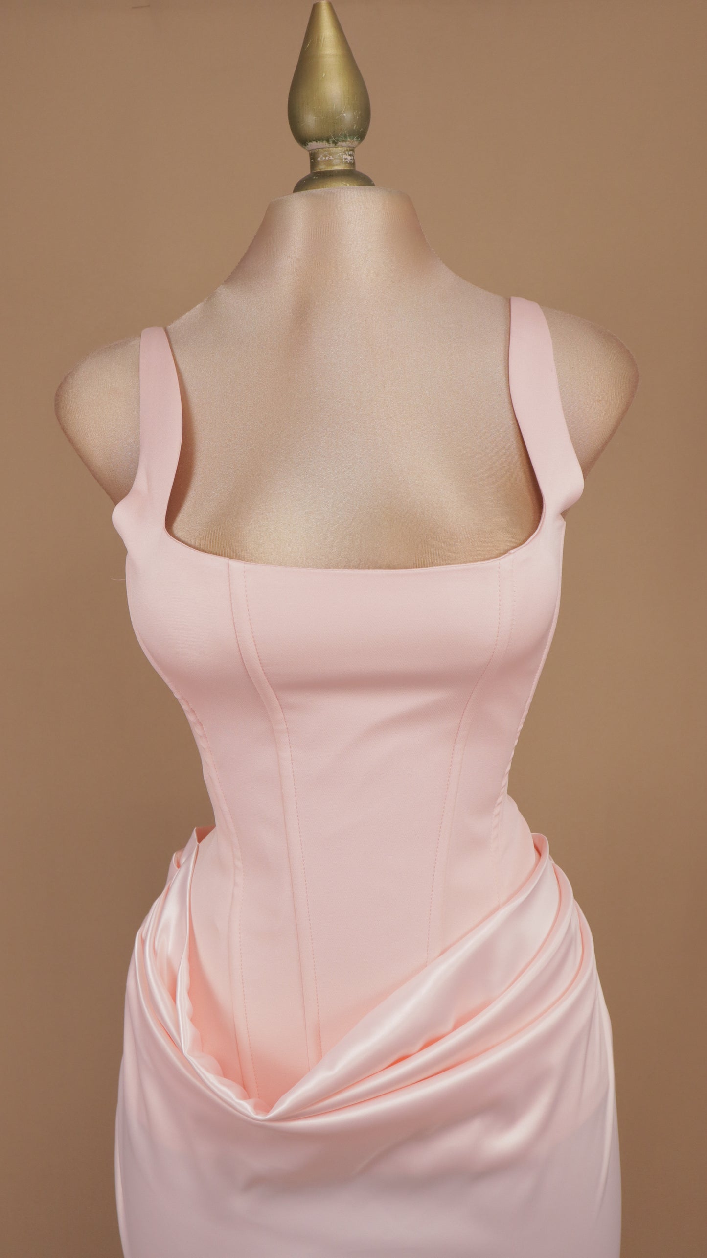 Vestido largo con corset y pliegues en cintura
