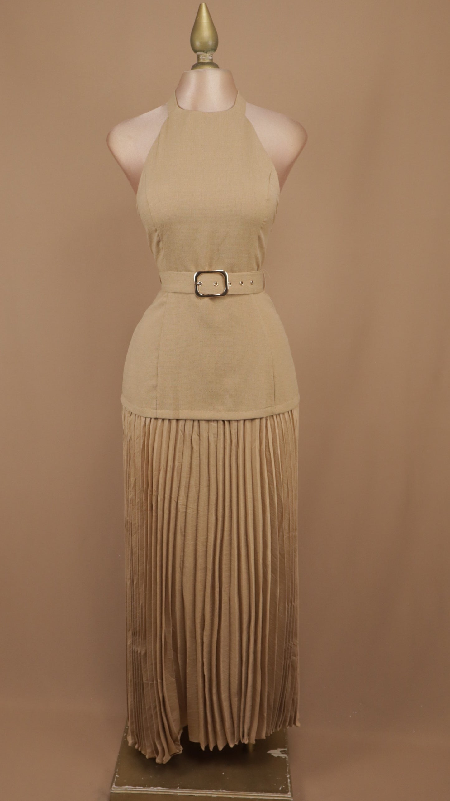 Vestido cuello halter con cinturón y falda plisada