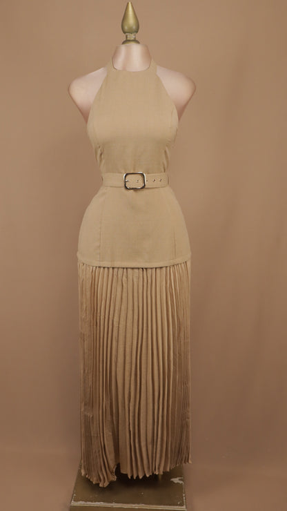 Vestido cuello halter con cinturón y falda plisada