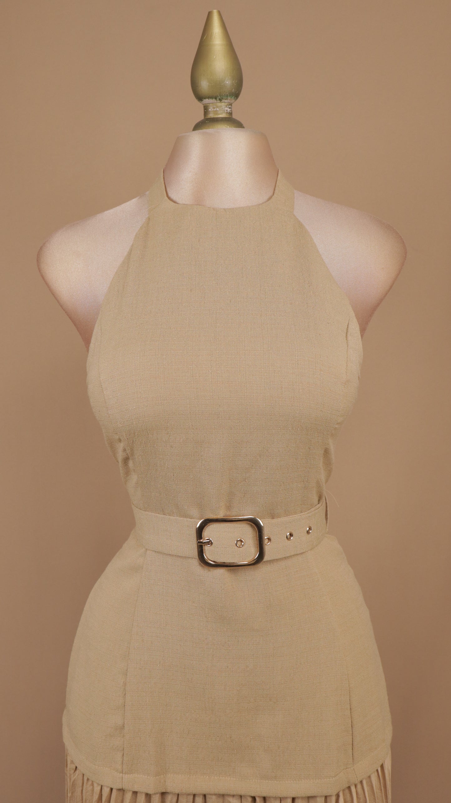 Vestido cuello halter con cinturón y falda plisada