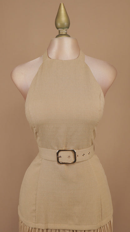 Vestido cuello halter con cinturón y falda plisada