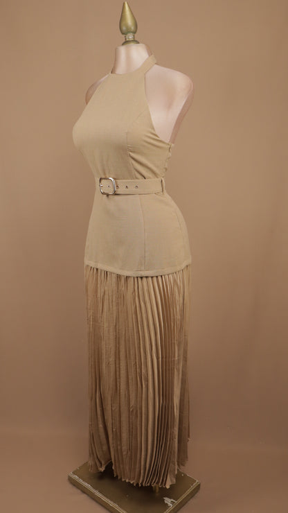 Vestido cuello halter con cinturón y falda plisada