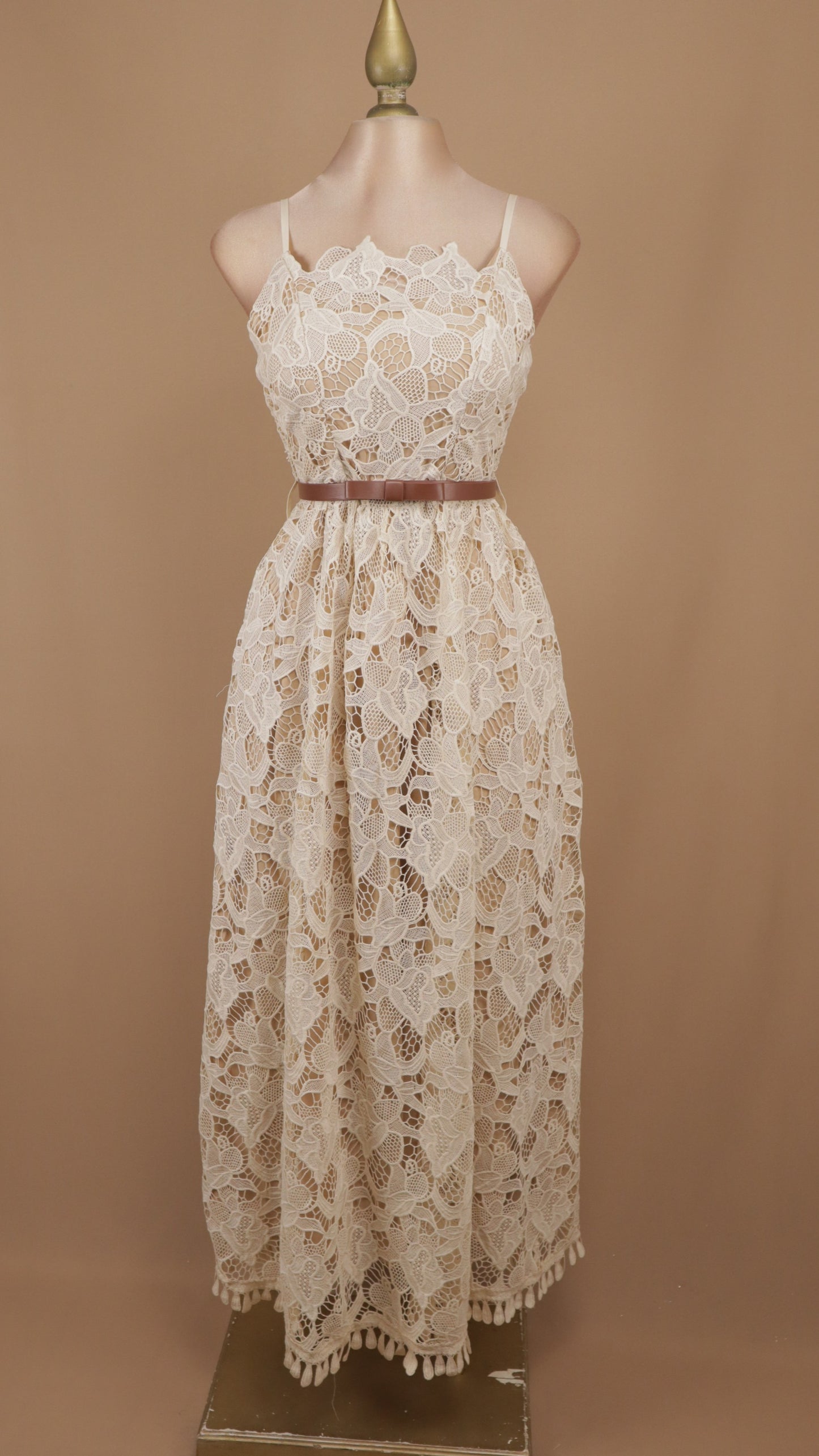 Vestido midi de encaje floral