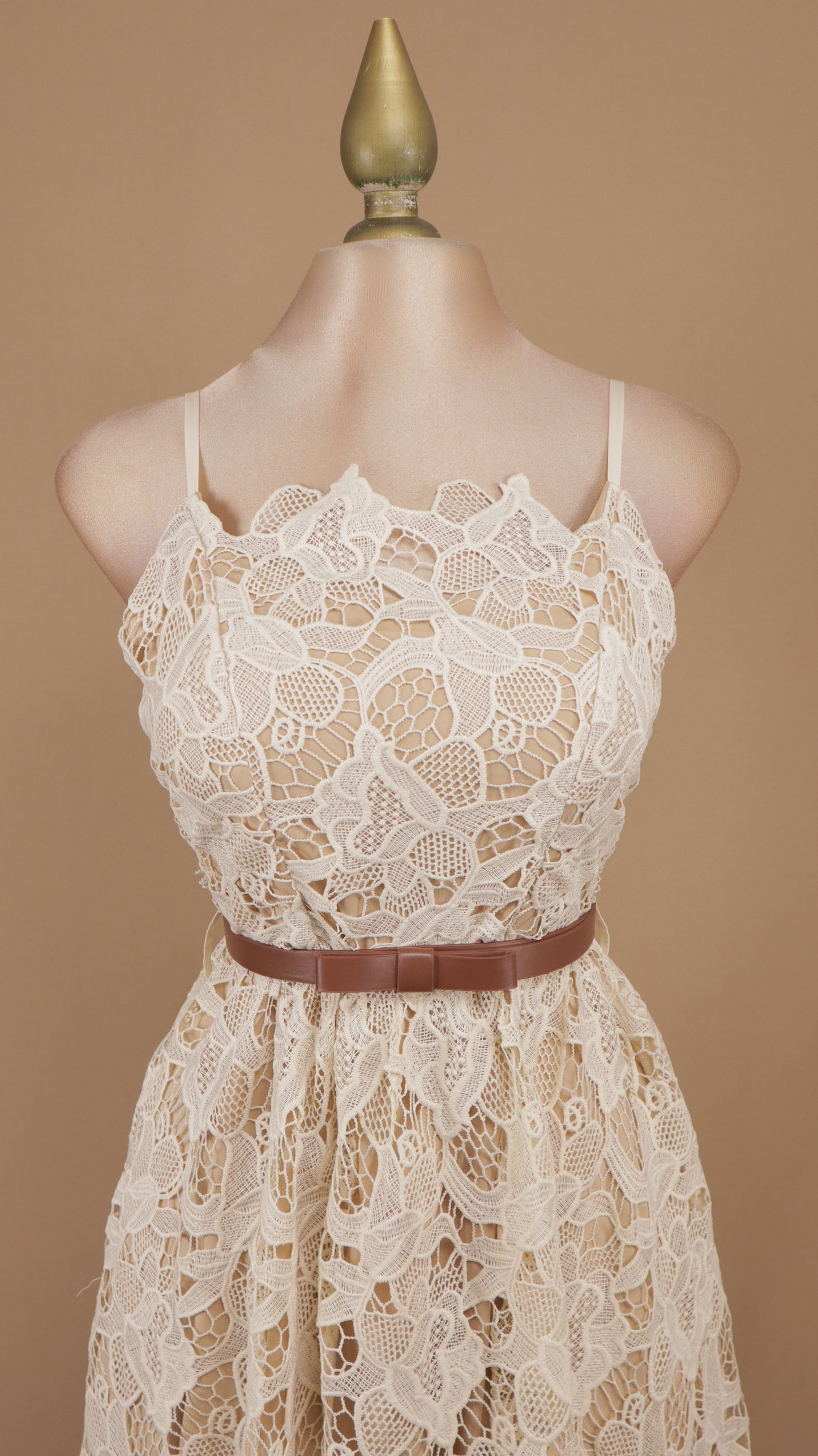 Vestido midi de encaje floral