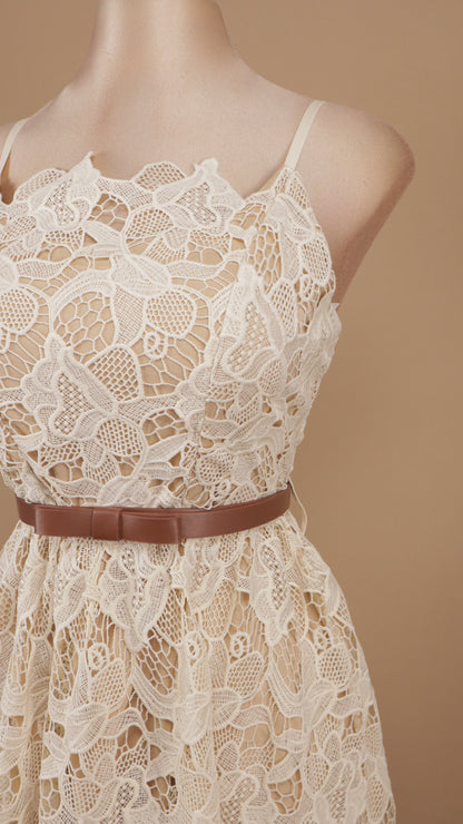 Vestido midi de encaje floral