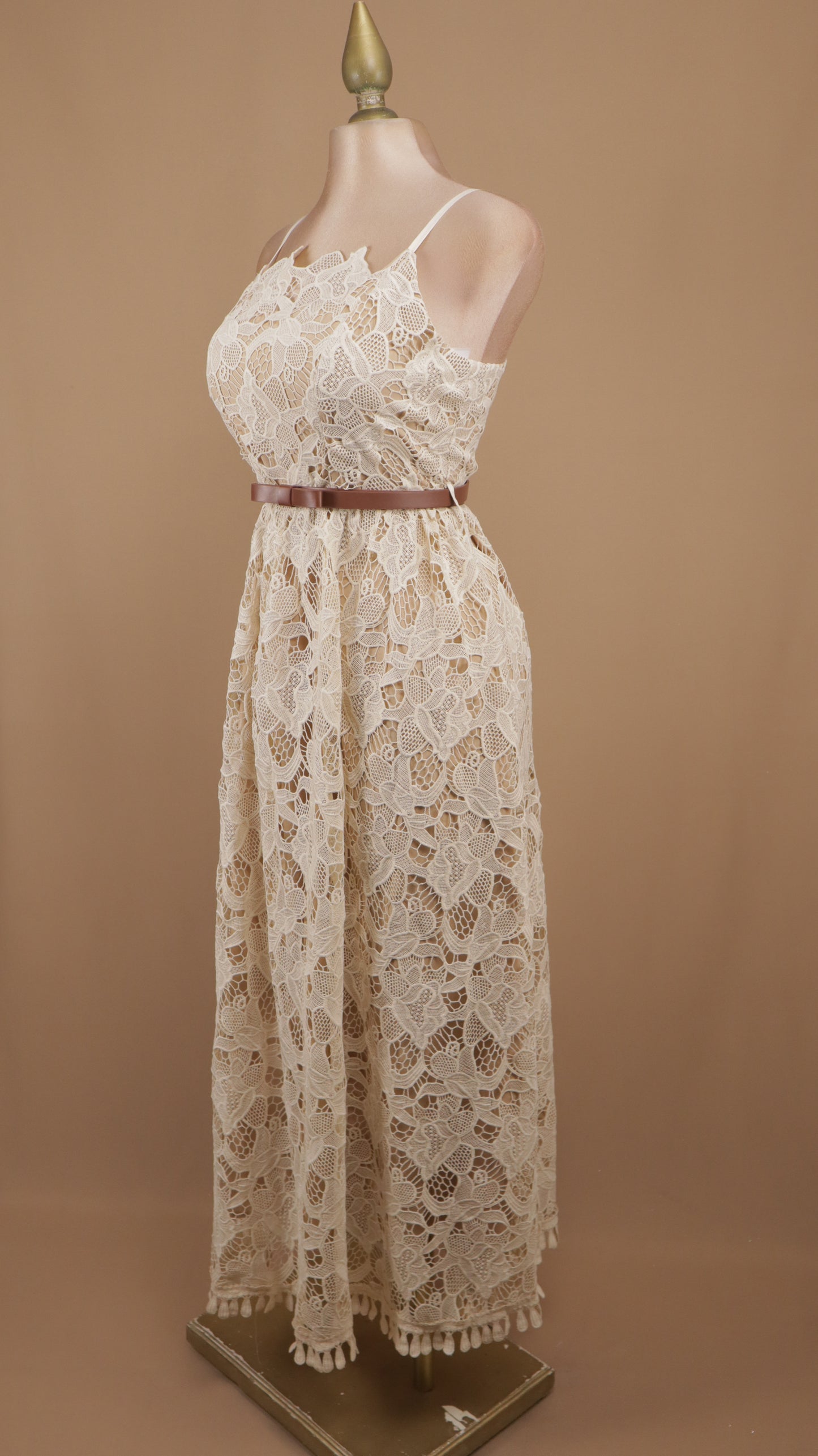 Vestido midi de encaje floral
