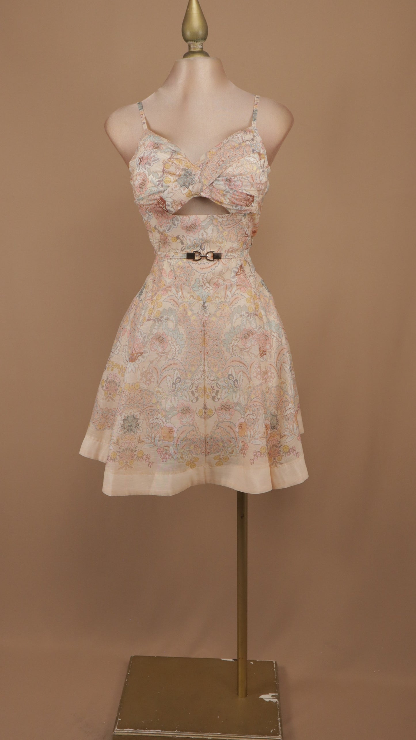 Vestido corto estampado escote en busto y cinto