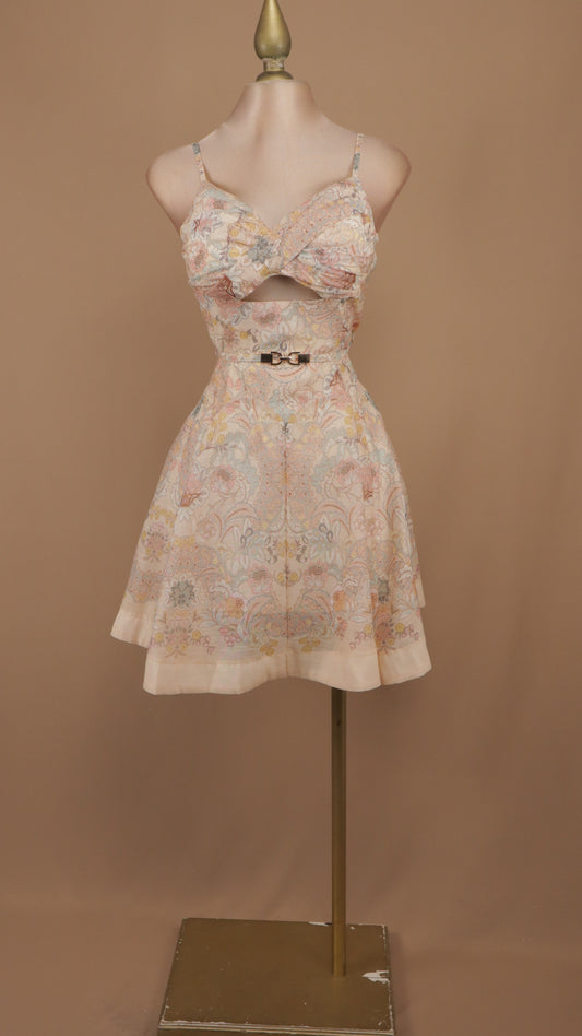 Vestido corto estampado escote en busto y cinto