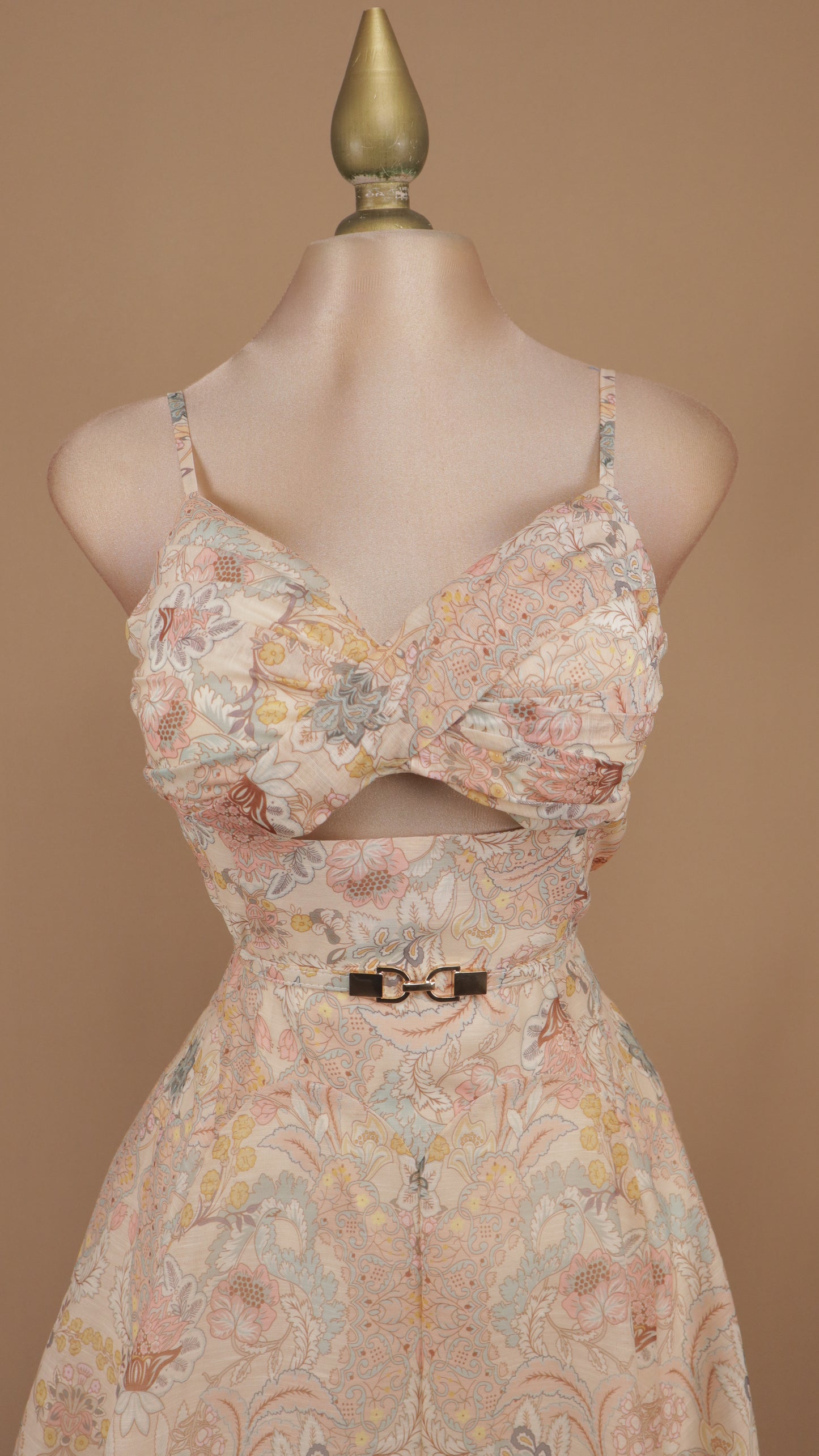 Vestido corto estampado escote en busto y cinto