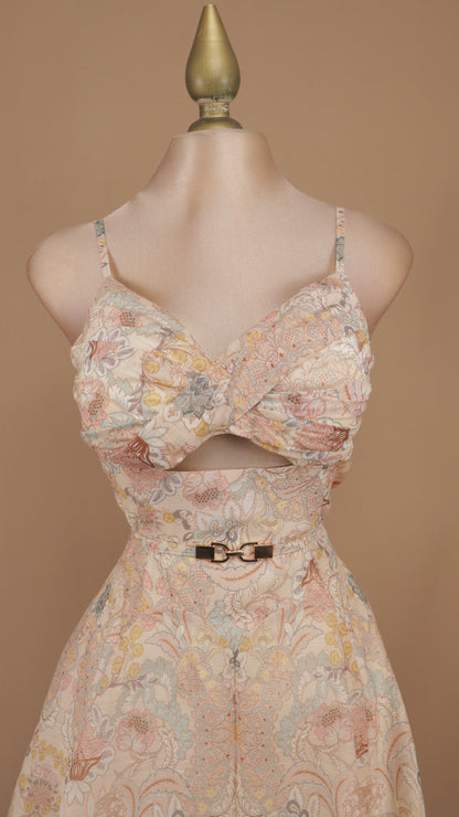 Vestido corto estampado escote en busto y cinto
