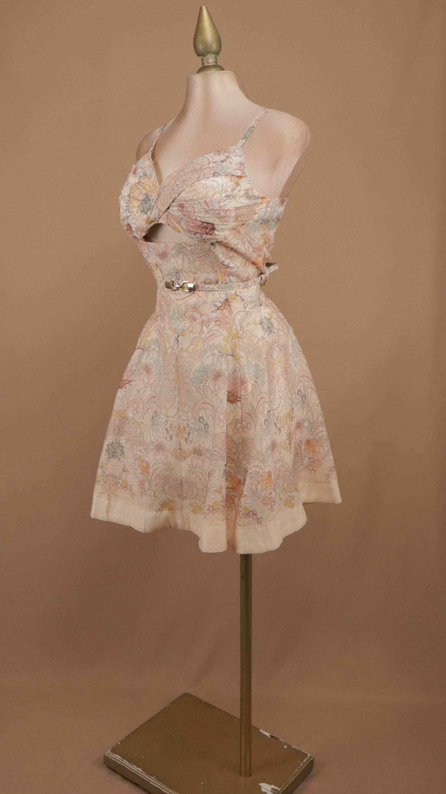 Vestido corto estampado escote en busto y cinto