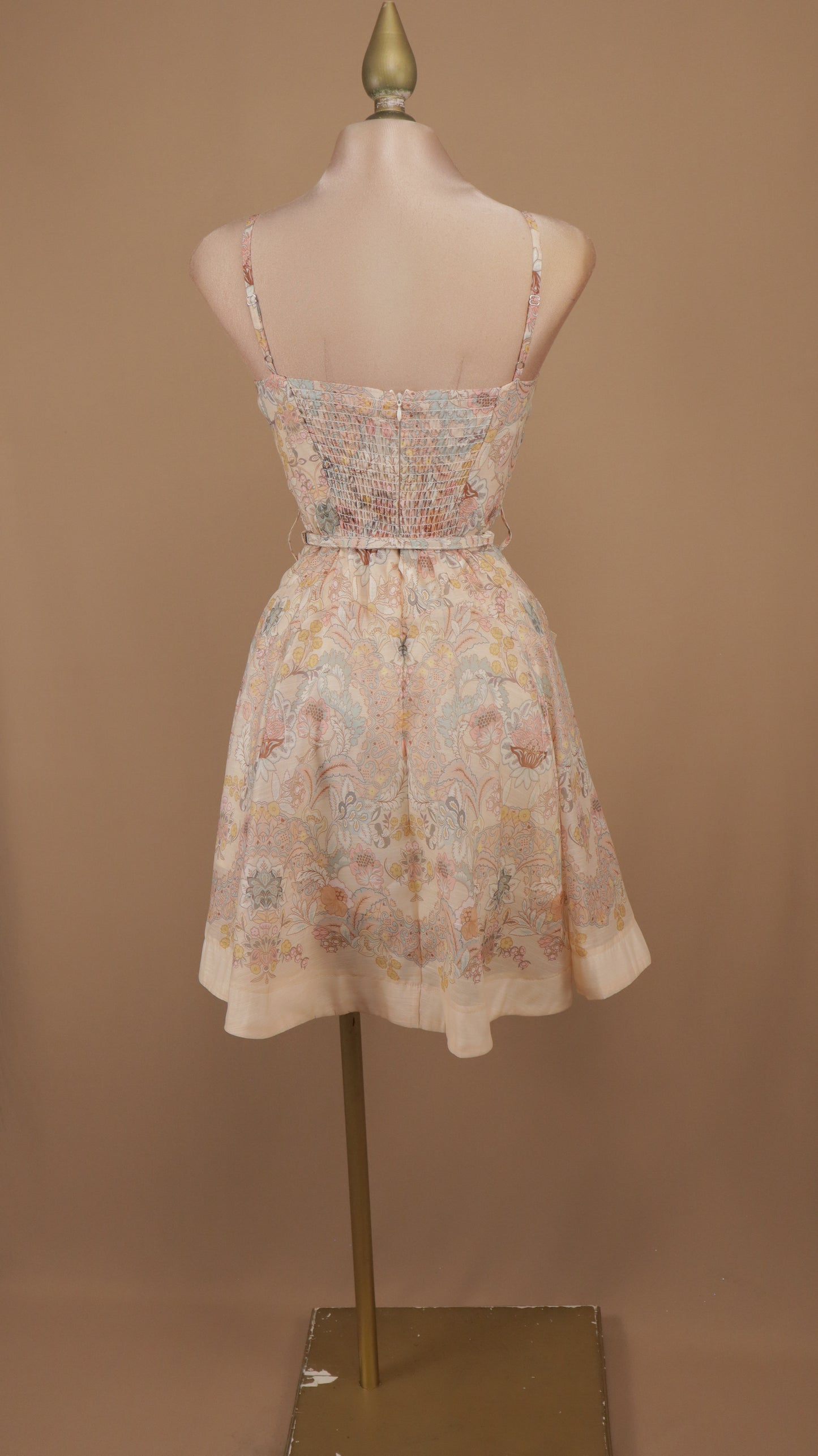 Vestido corto estampado escote en busto y cinto