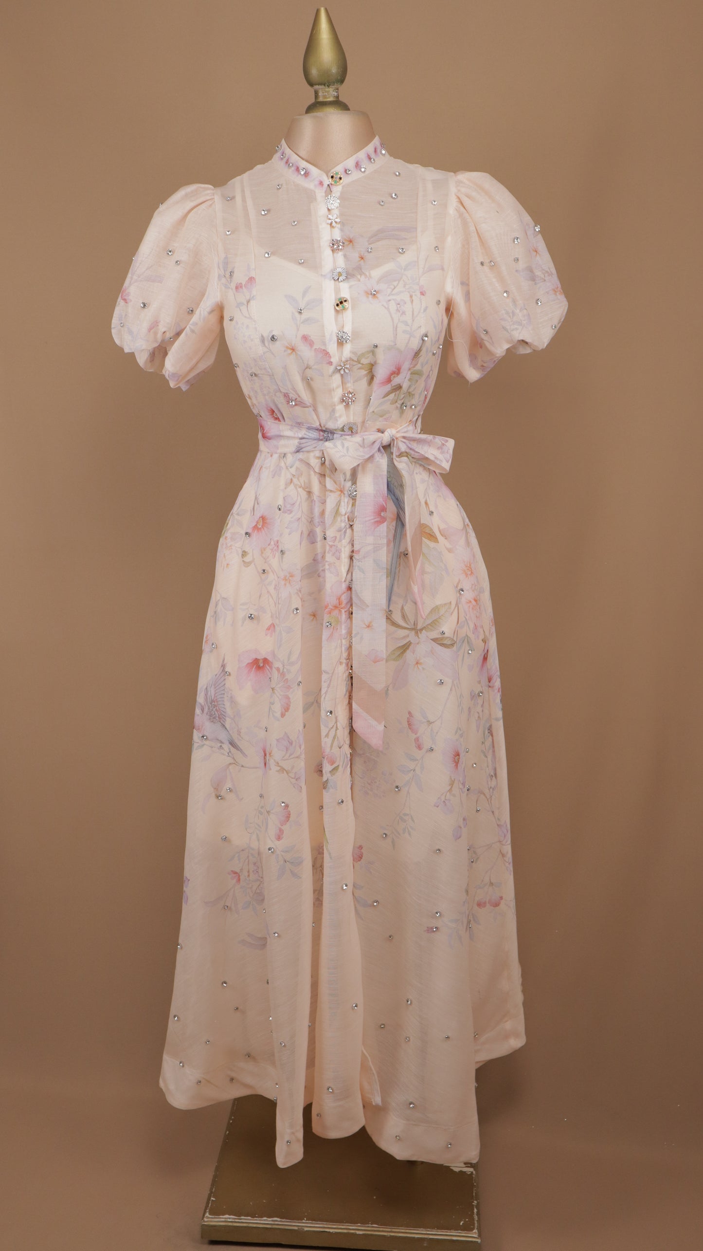 Vestido camisero midi de organza con pedrería y mangas abullonadas