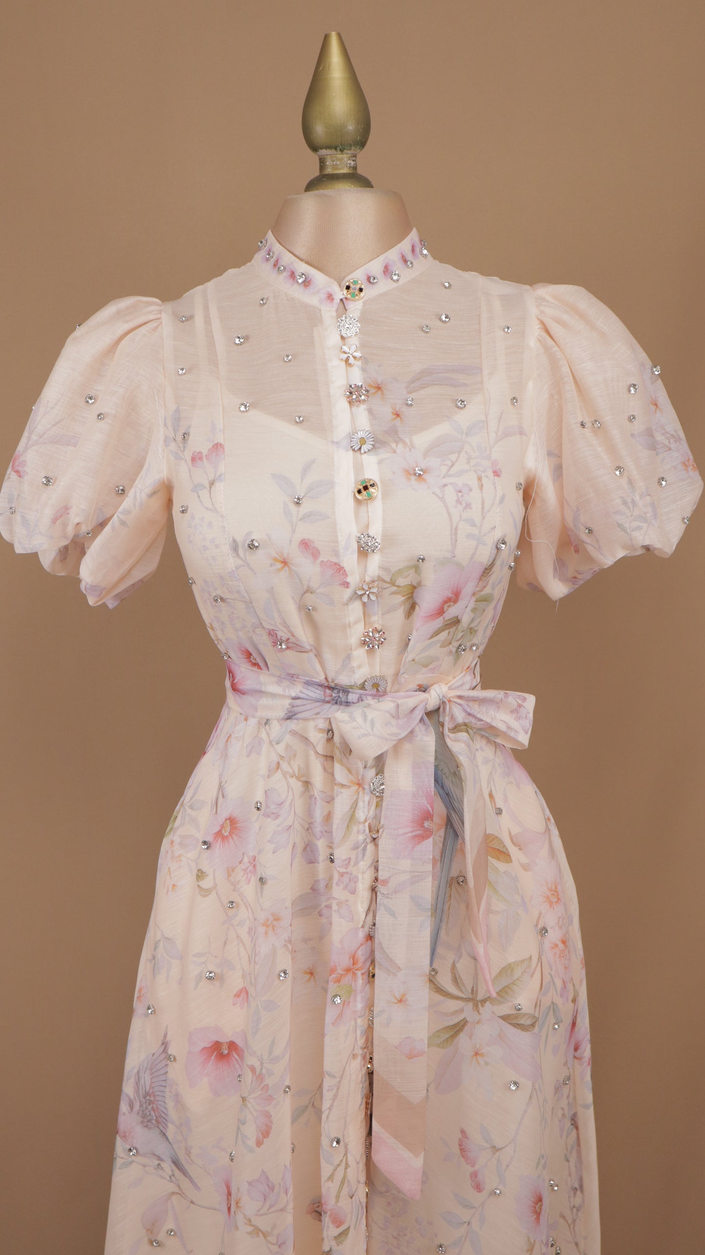 Vestido camisero midi de organza con pedrería y mangas abullonadas
