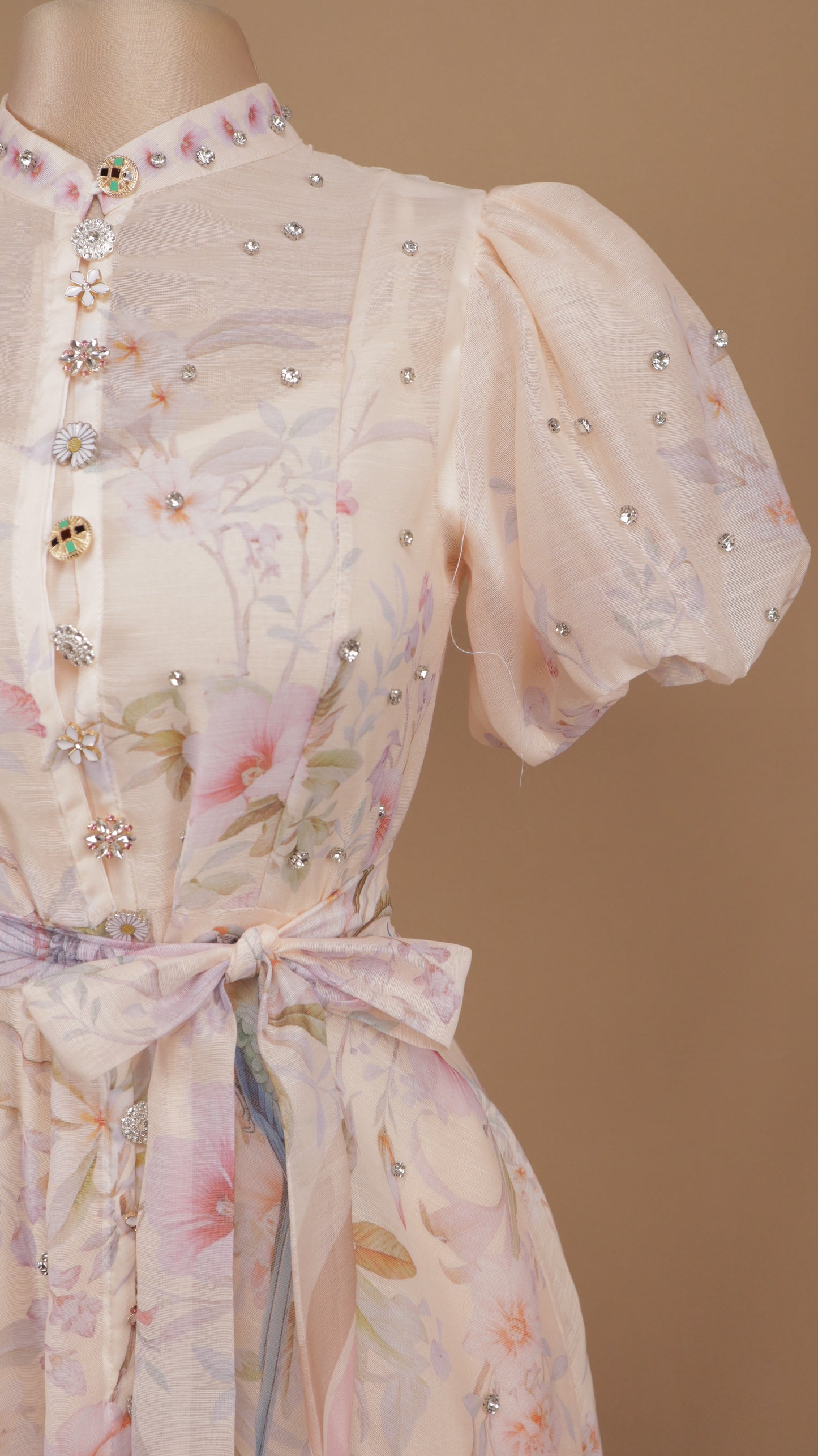 Vestido camisero midi de organza con pedrería y mangas abullonadas