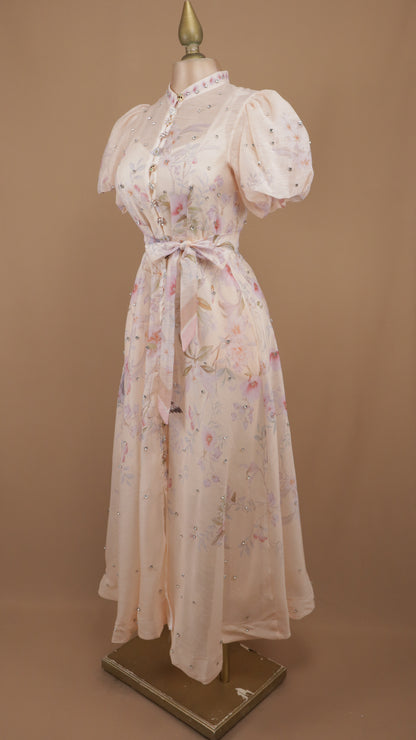 Vestido camisero midi de organza con pedrería y mangas abullonadas