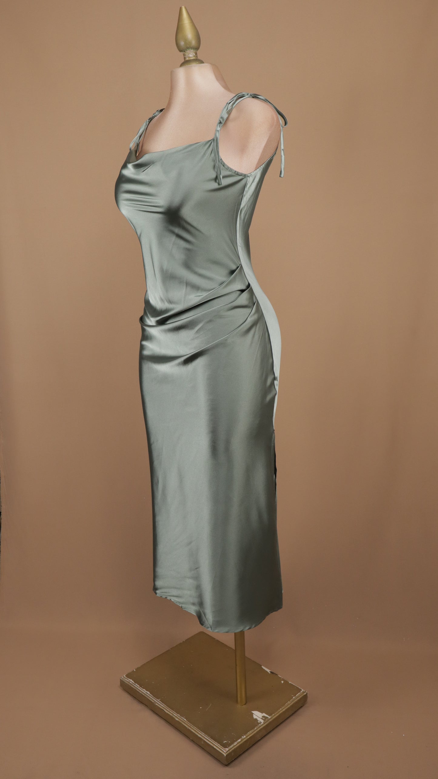 Vestido midi satinado de tirantes