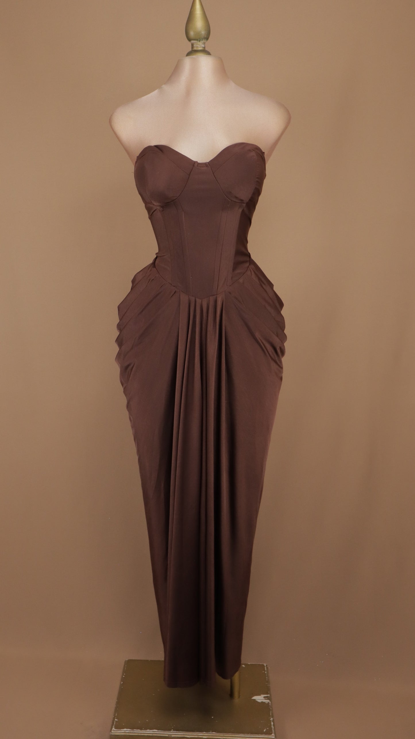 Vestido largo strapless con corsé y pliegue en cadera