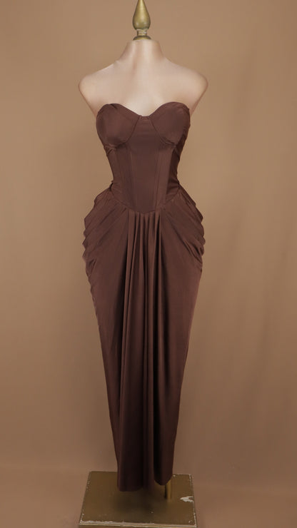 Vestido largo strapless con corsé y pliegue en cadera