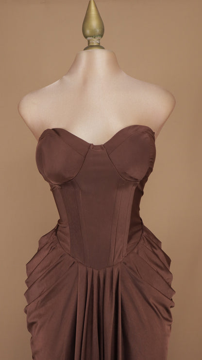 Vestido largo strapless con corsé y pliegue en cadera