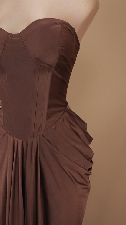 Vestido largo strapless con corsé y pliegue en cadera