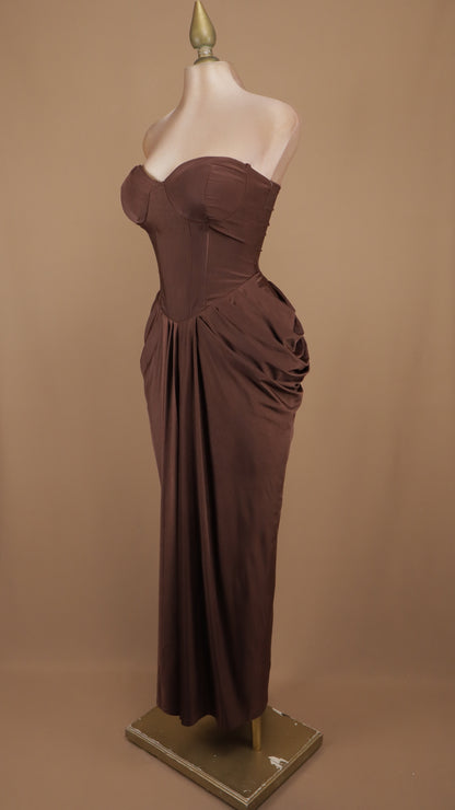 Vestido largo strapless con corsé y pliegue en cadera